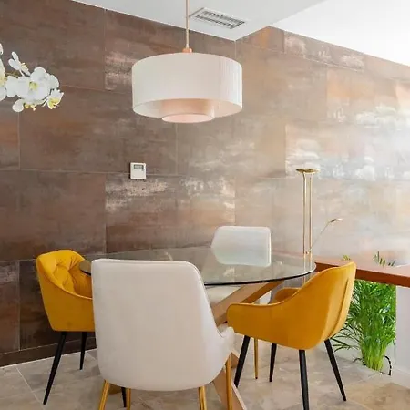 Magnificent Townhouse In Bel-air 4*
